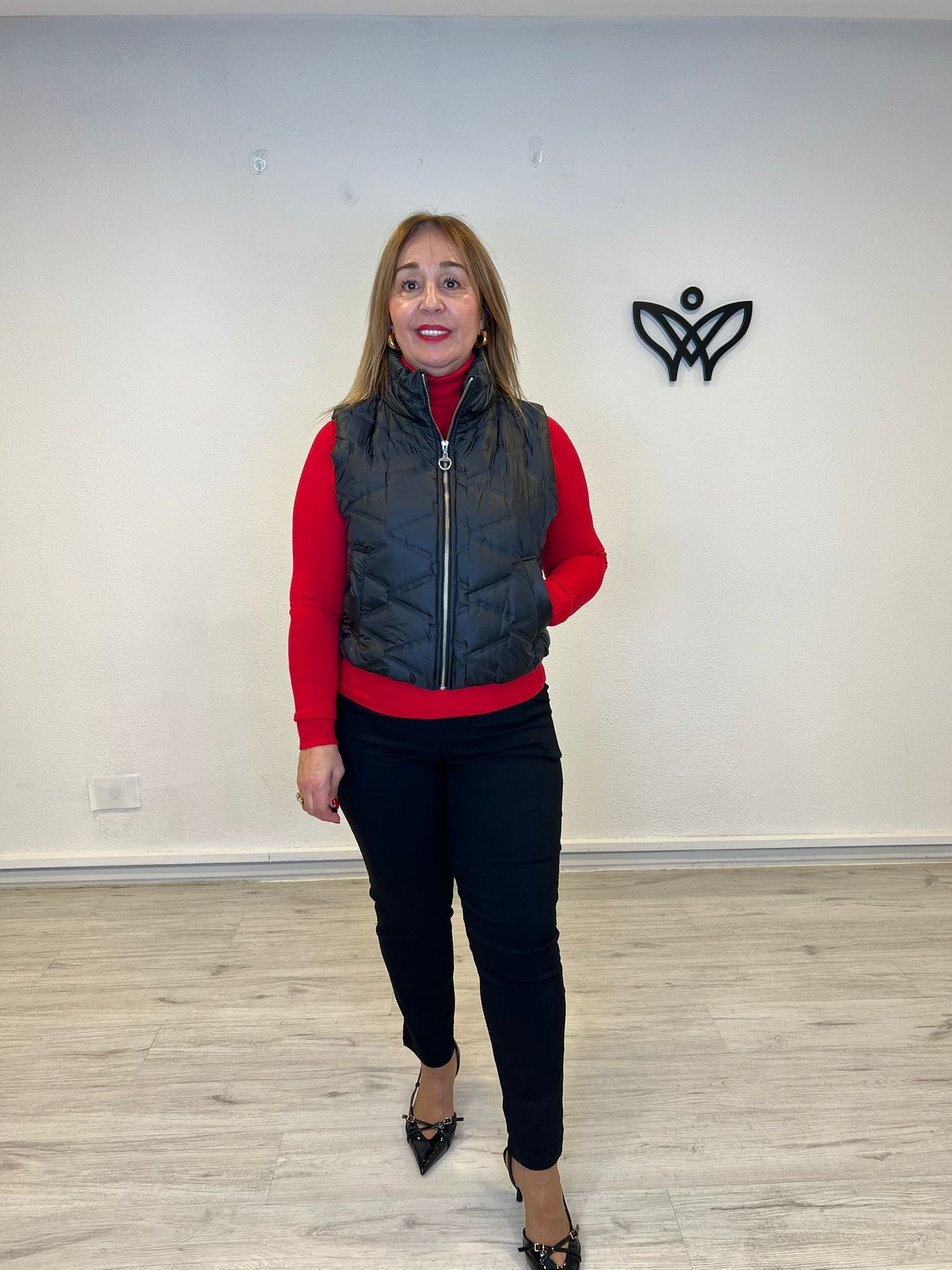 Chaleco acolchado corto con cremallera negro