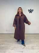 Trench gabardina oversize burdeos con detalle de cuadros