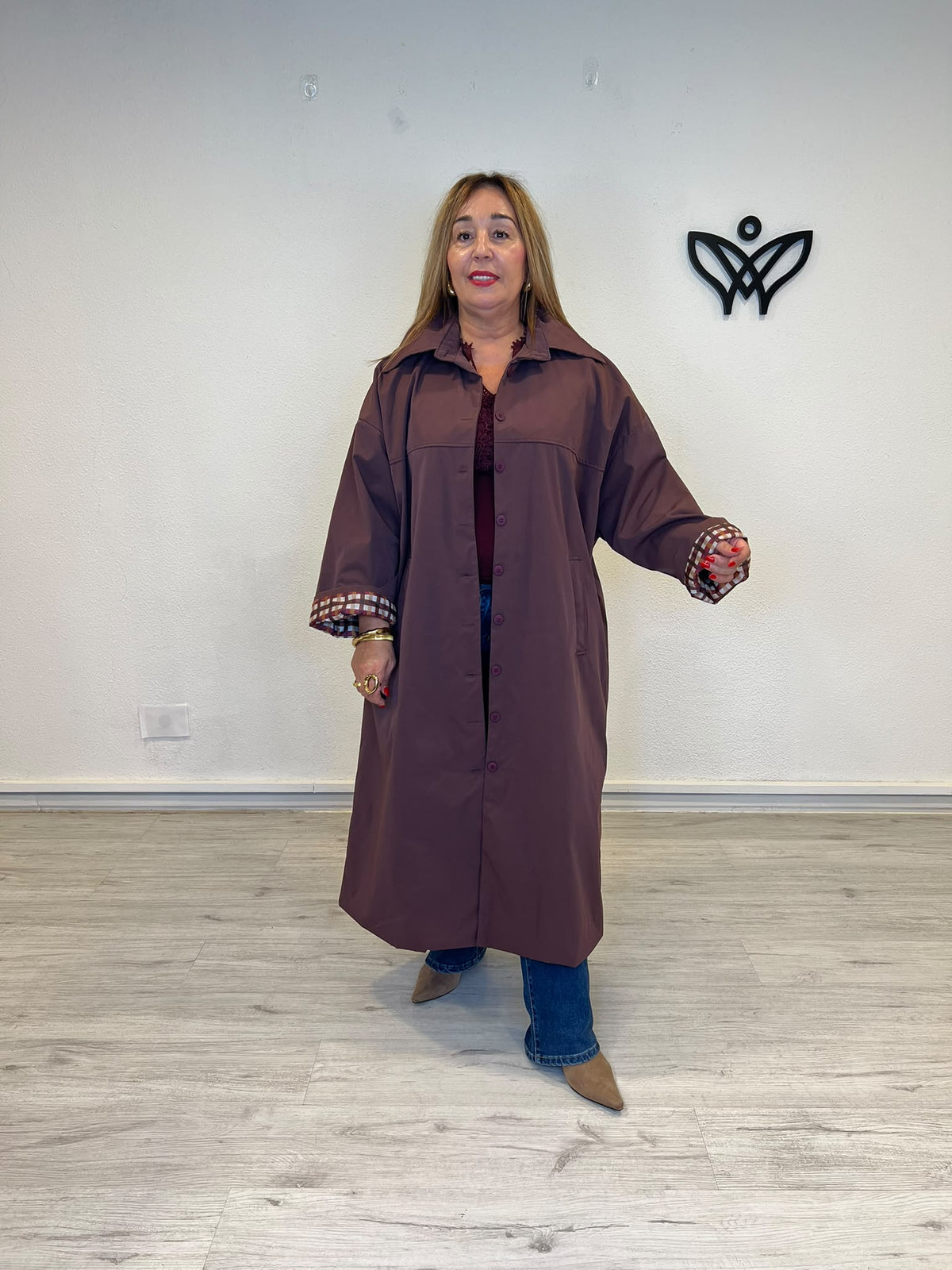 Trench gabardina oversize burdeos con detalle de cuadros