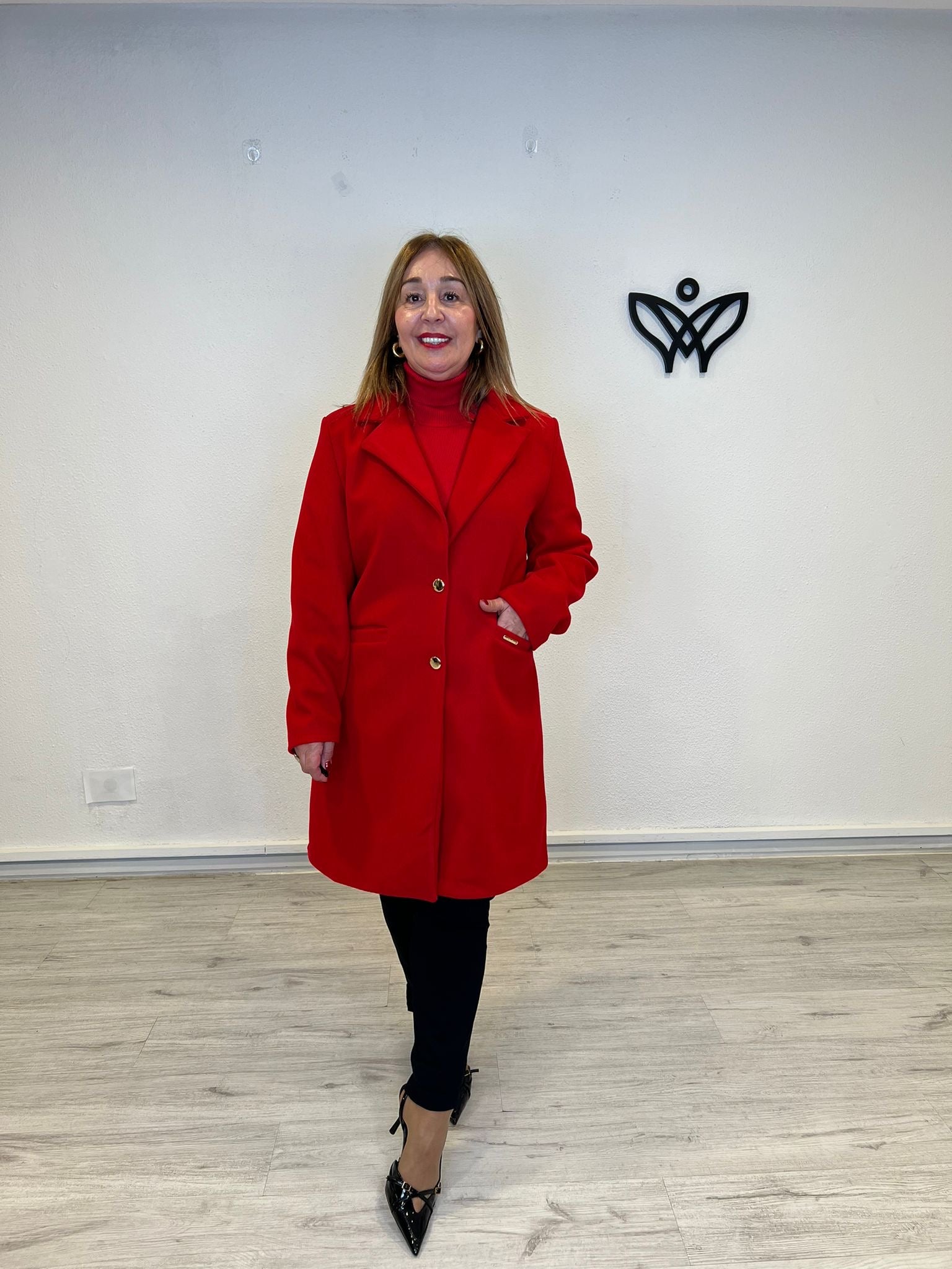 Abrigo corto midí de paño con solapas clásico