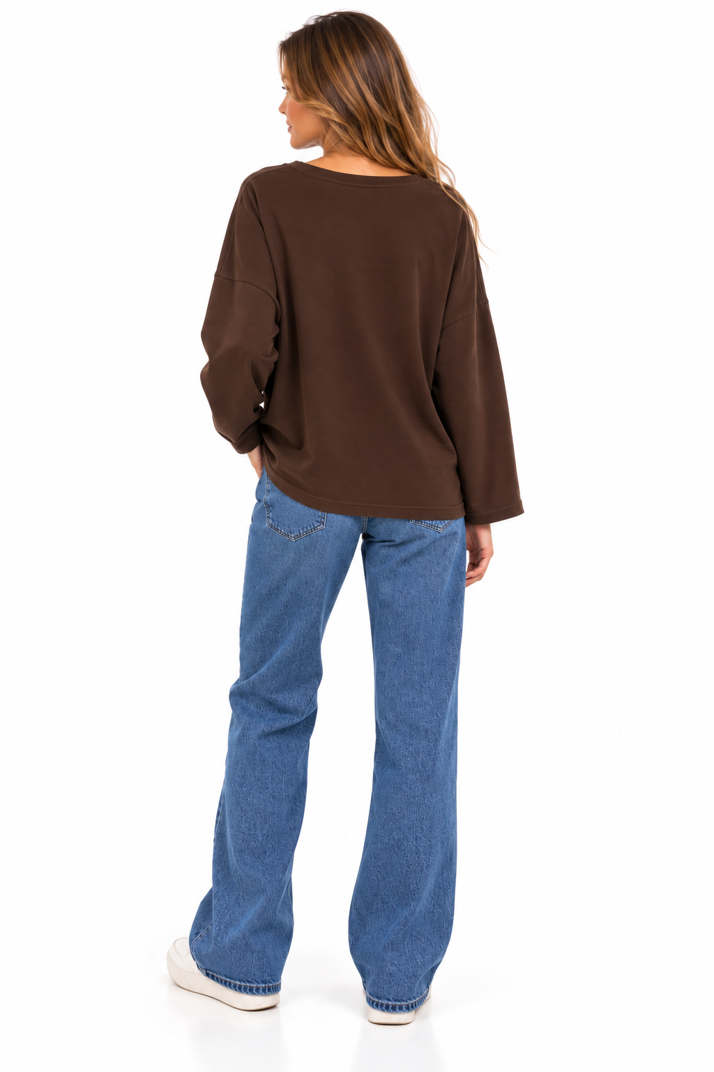 Sudadera marrón chocolate de mujer de algodón con cuello pico y bolsillo con tachuelas plateadas