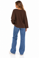 Sudadera marrón chocolate de mujer de algodón con cuello pico y bolsillo con tachuelas plateadas