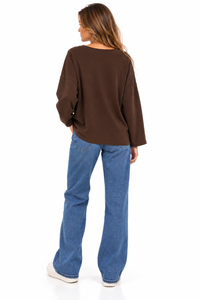Sudadera marrón chocolate de mujer de algodón con cuello pico y bolsillo con tachuelas plateadas