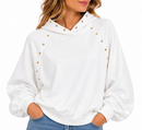 Sudadera de mujer blanca con capucha y tachuelas doradas