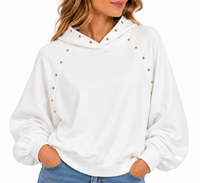 Sudadera de mujer blanca con capucha y tachuelas doradas