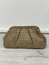 Bolso beige de polipiel fruncida con cierre de imán