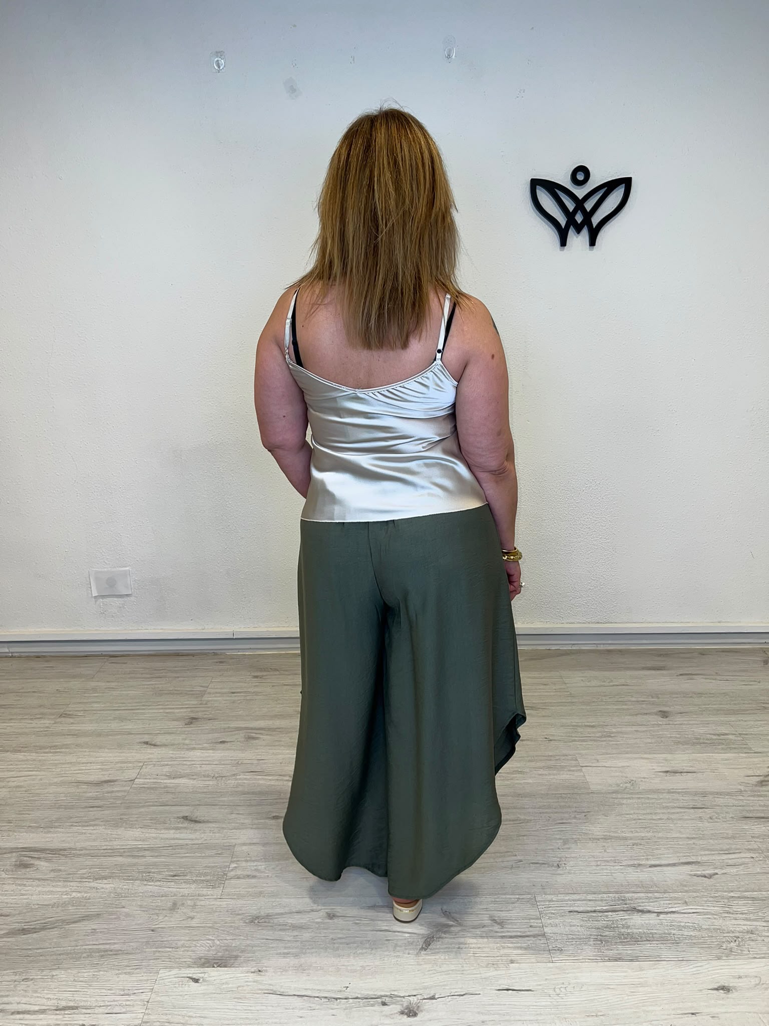 Pantalón efecto lino asimétrico verde kaki fluido y fresco
