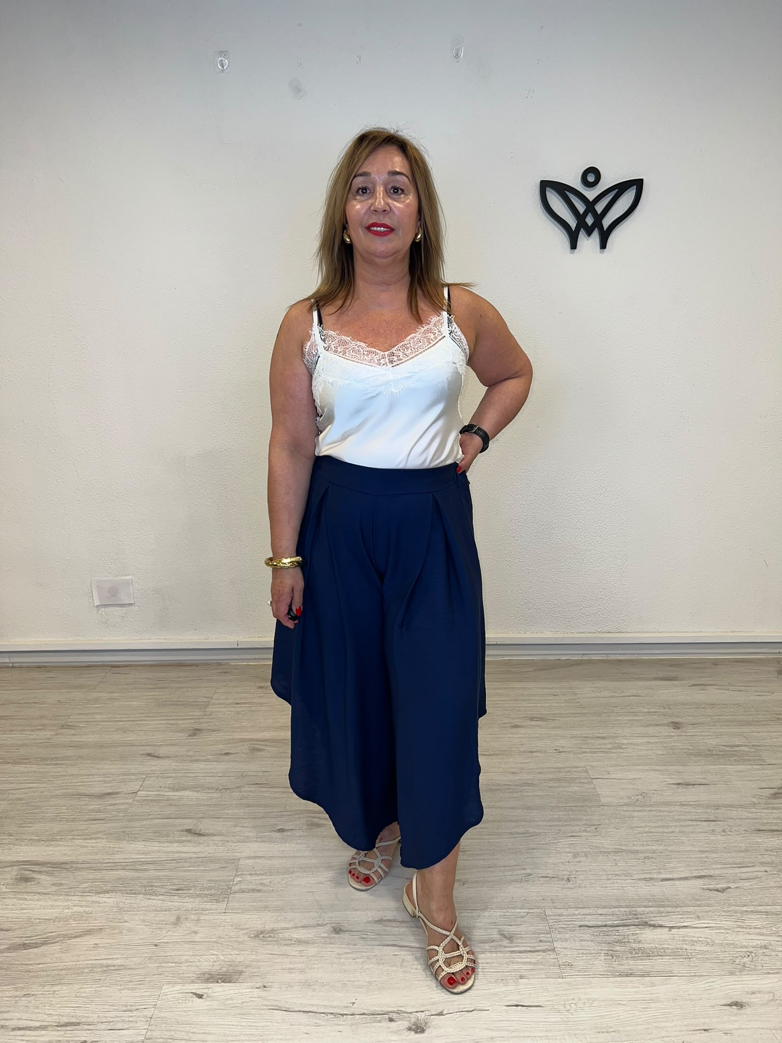 Top lencero satinado blanco con encaje y asas regulables