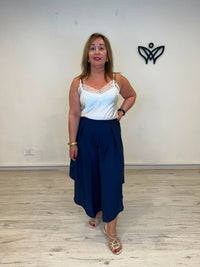Top lencero satinado blanco con encaje y asas regulables