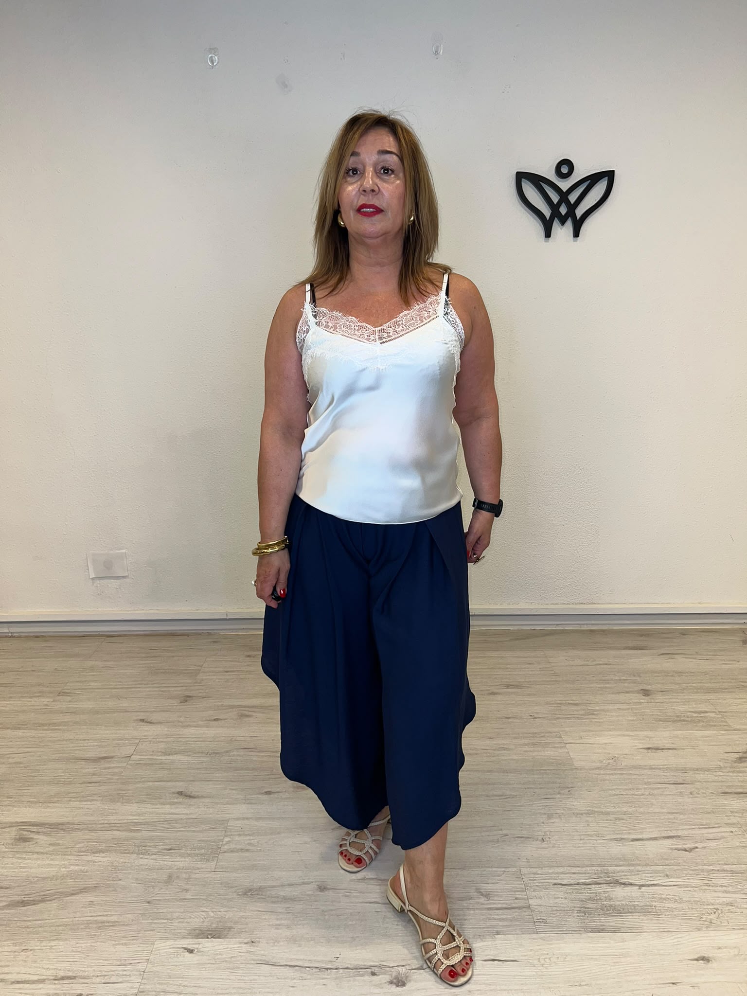 Top lencero satinado blanco con encaje y asas regulables