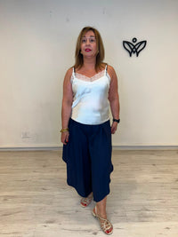 Top lencero satinado blanco con encaje y asas regulables