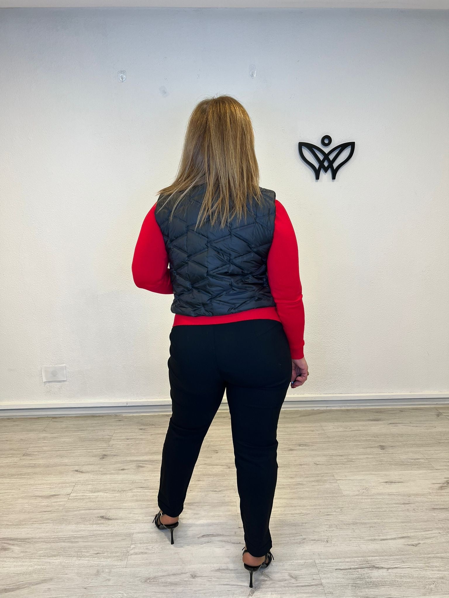 Chaleco acolchado corto con cremallera negro