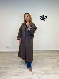 Trench gabardina oversize marrón chocolate con detalle de cuadros