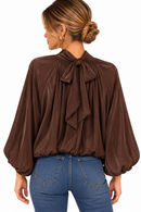 Blusa satinada marrón chocolate de cuello perkins y manga abullonada