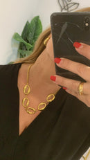 Collar dorado de eslabones grandes