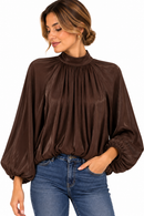 Blusa satinada marrón chocolate de cuello perkins y manga abullonada