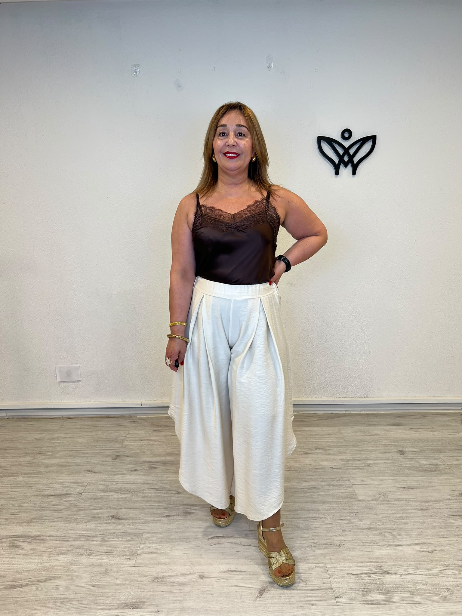 Pantalón efecto lino asimétrico beige con cintura elástica