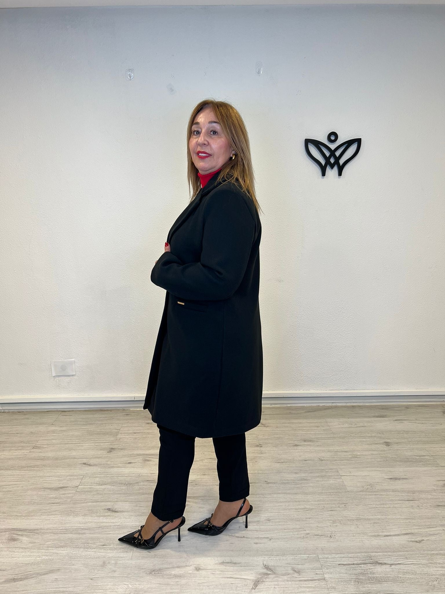 Abrigo corto midi de paño con solapas clásico negro