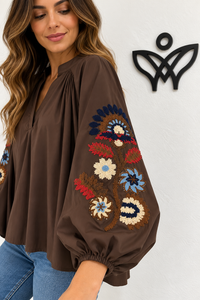 Camisa marrón chocolate con manga abullonada y bordados florales