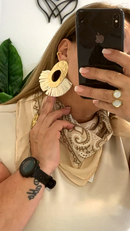 Pendientes dorados con rafia en beige estilo boho chic