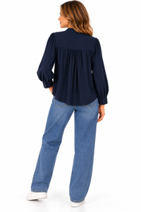 Camisa azul marino de mujer con cuello mao y volante delantero