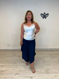Top lencero satinado blanco con encaje y asas regulables