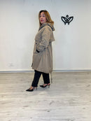 Trench gabardina beige con capucha y cintura ajustable