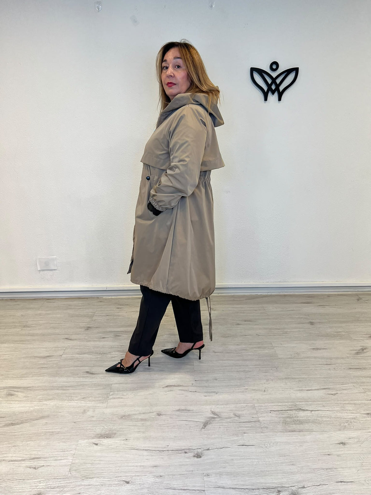 Trench gabardina beige con capucha y cintura ajustable