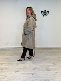 Trench gabardina beige con capucha y cintura ajustable