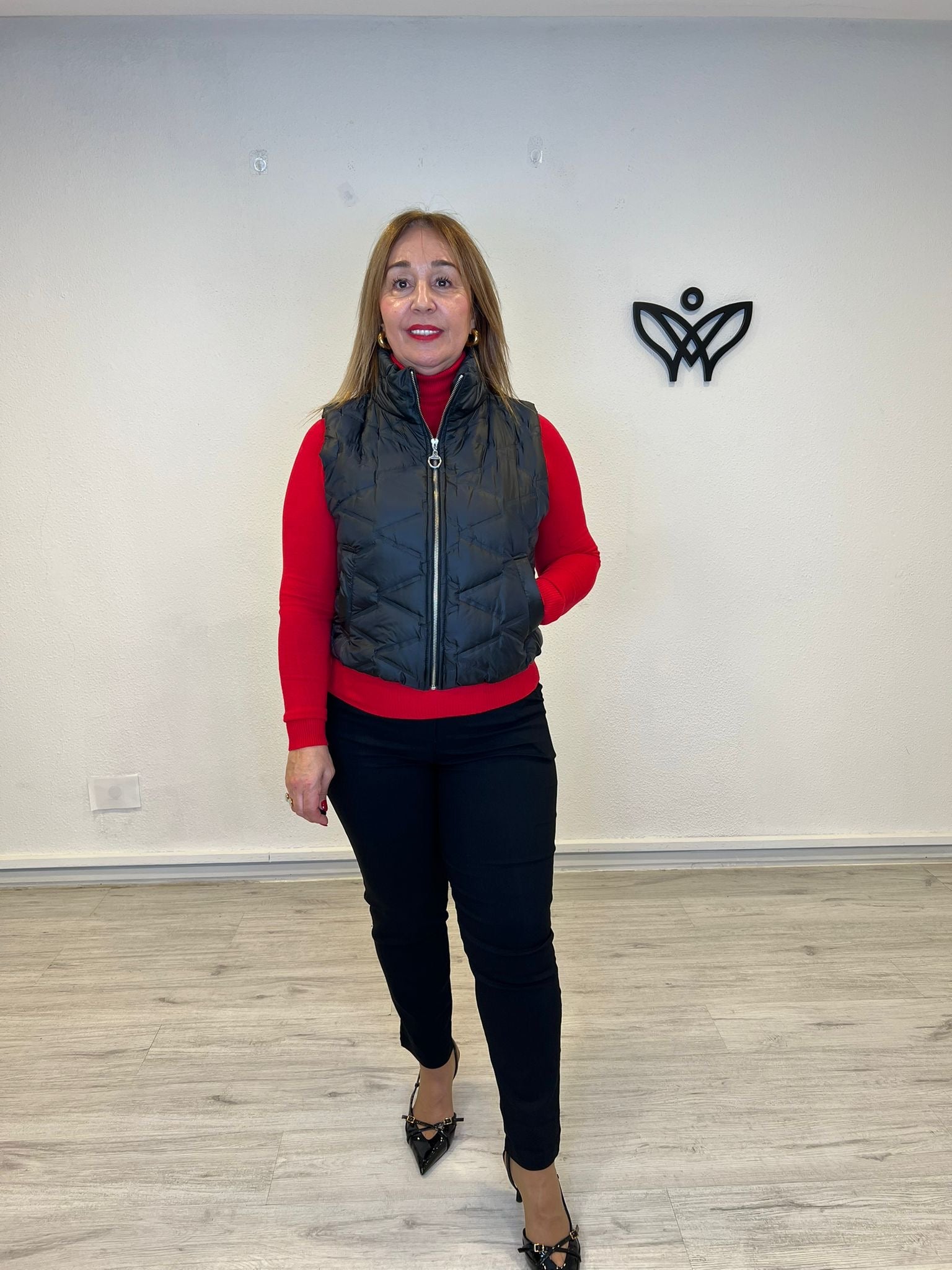 Chaleco acolchado corto con cremallera negro