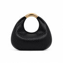 Bolso negro de mano con asa dorada y diseño trenzado