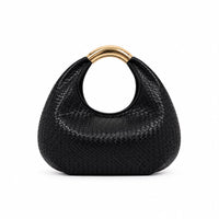 Bolso negro de mano con asa dorada y diseño trenzado