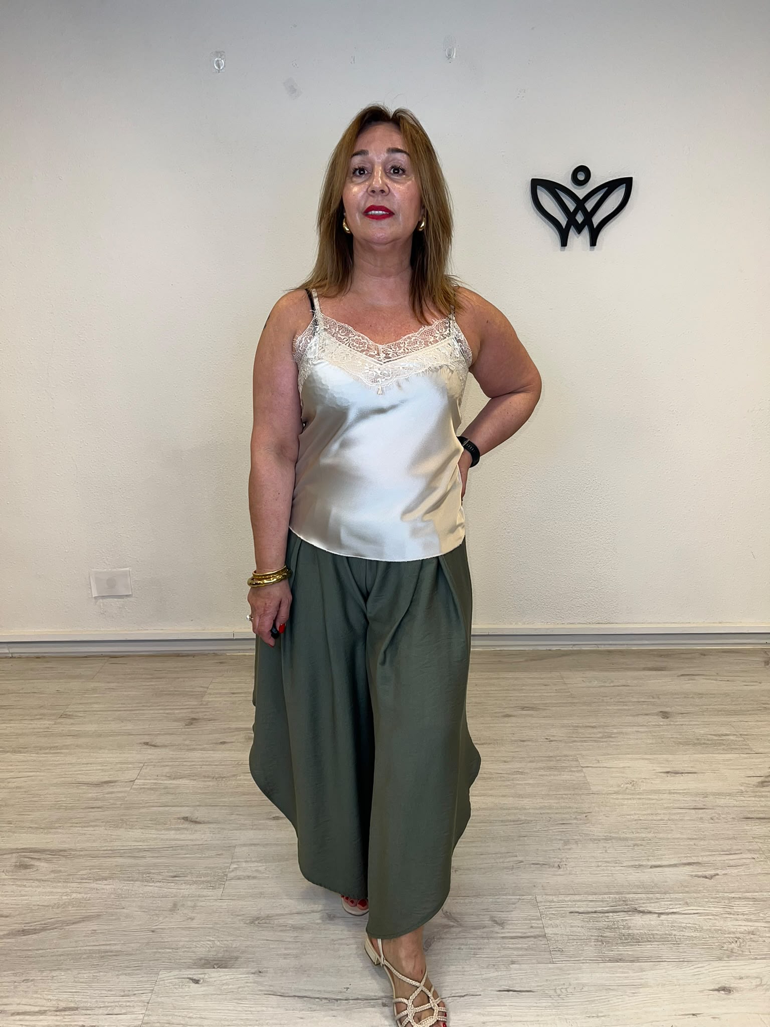 Top lencero satinado beis encaje asas regulables