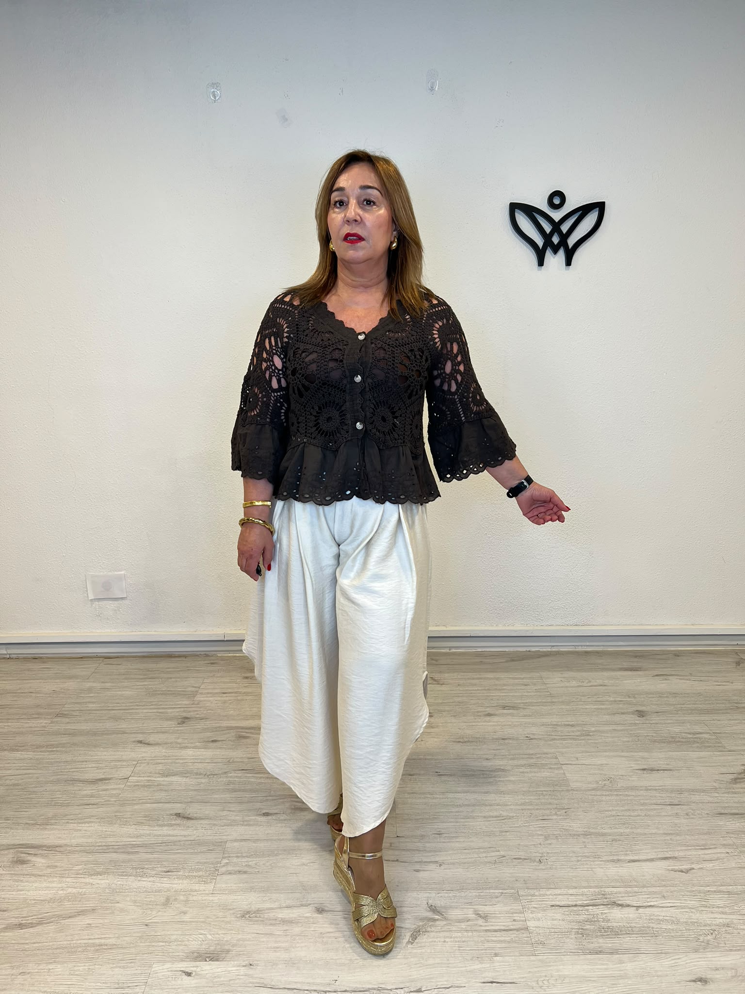 Chaqueta crochet marrón chocolate con bordado inglés