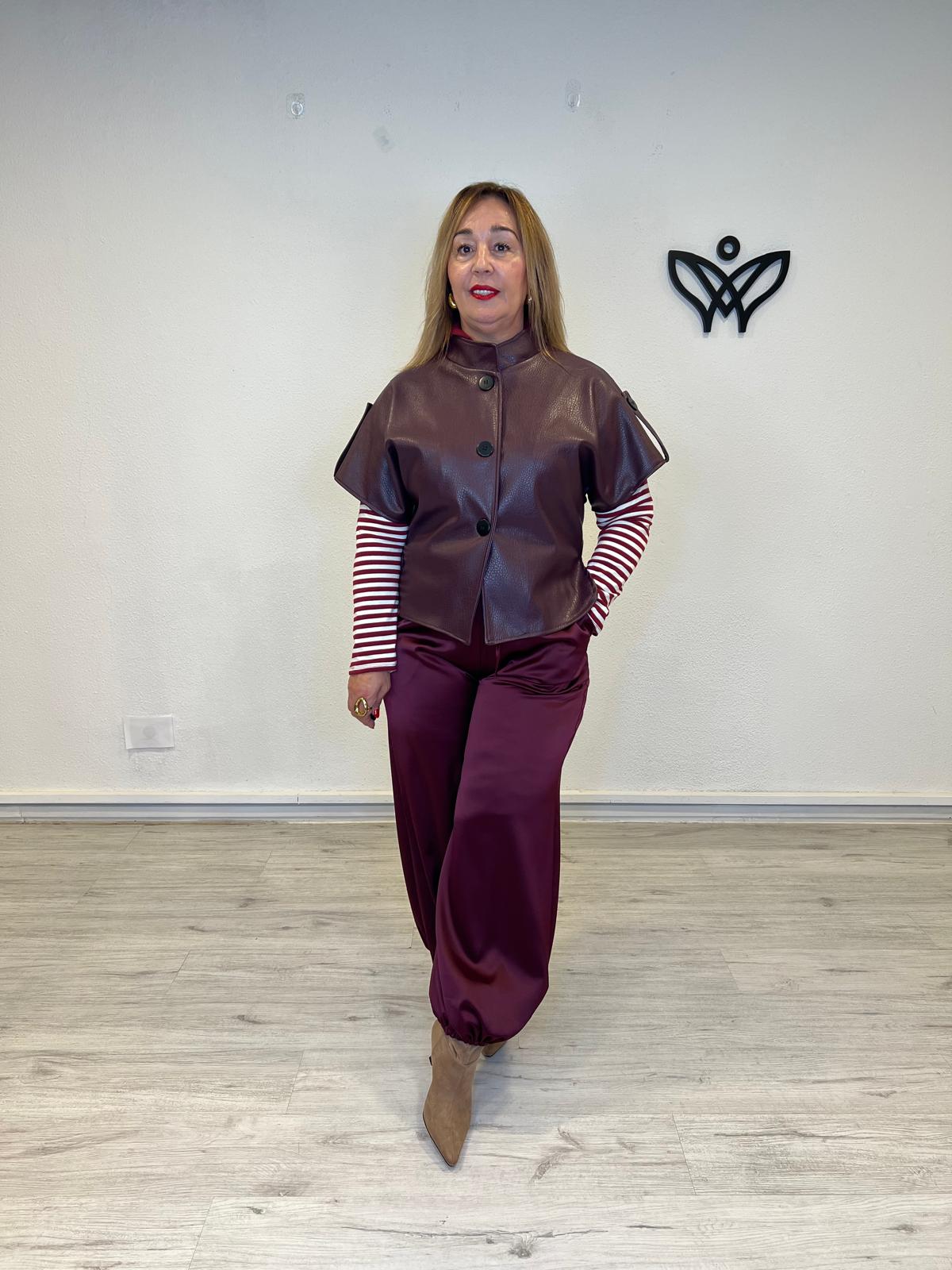 Chaqueta de polipiel burdeos tipo capa con manga corta y cuello mao