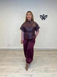 Chaqueta de polipiel burdeos tipo capa con manga corta y cuello mao