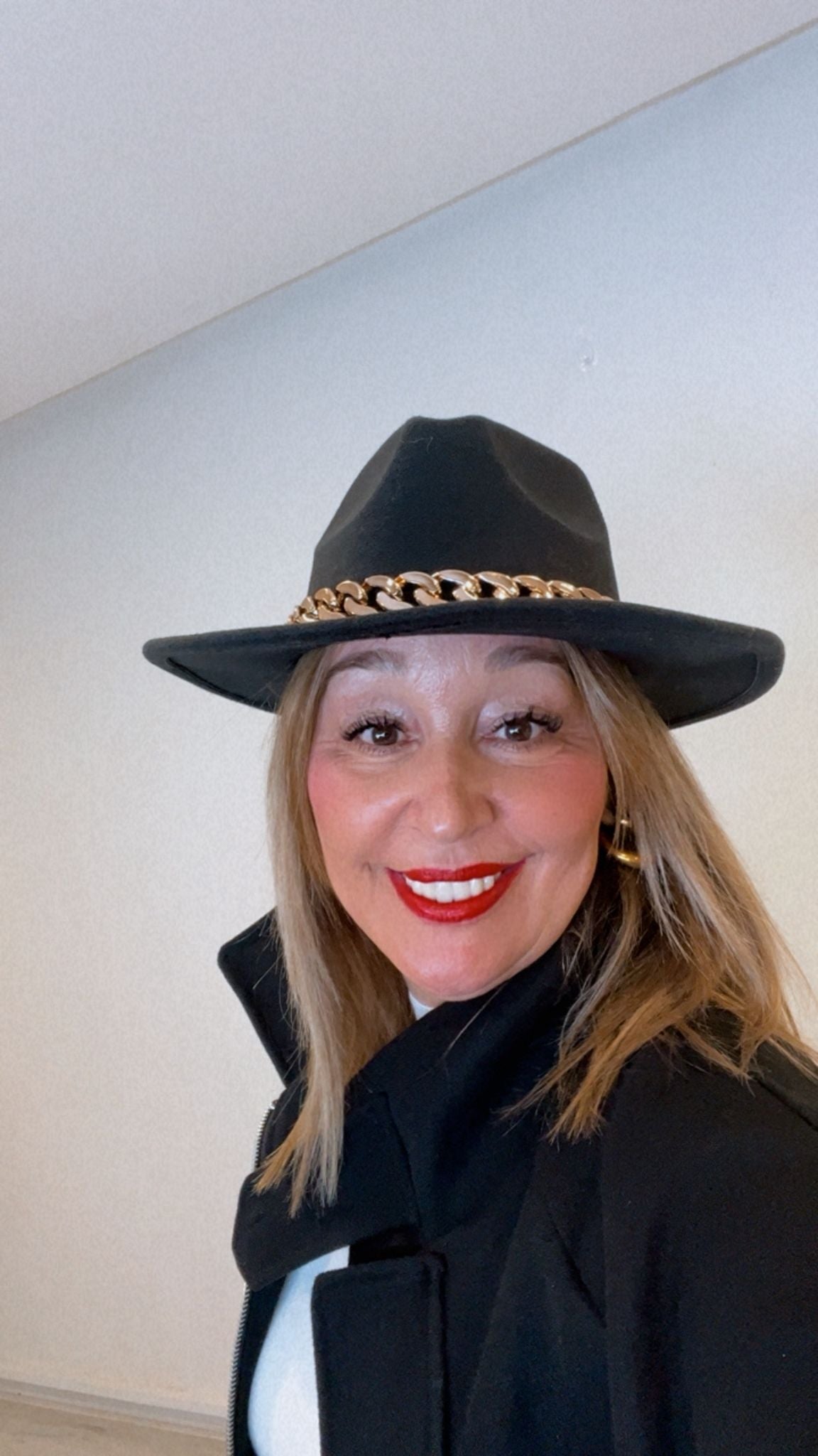 Sombrero con detalle en dorado negro