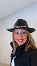 Sombrero con detalle en dorado negro