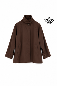 Parka corta marrón chocolate con cuello mao y cierre de cremallera