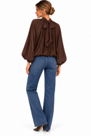 Blusa satinada marrón chocolate de cuello perkins y manga abullonada
