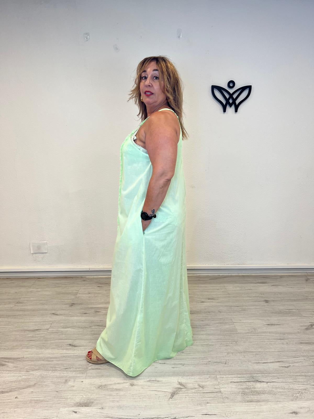 Vestido largo verde agua con escote en pico