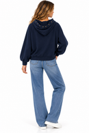 Sudadera de mujer azul marino con capucha y tachuelas doradas