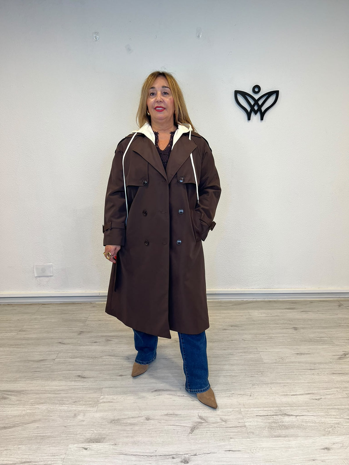 Gabardina marrón chocolate con capucha desmontable