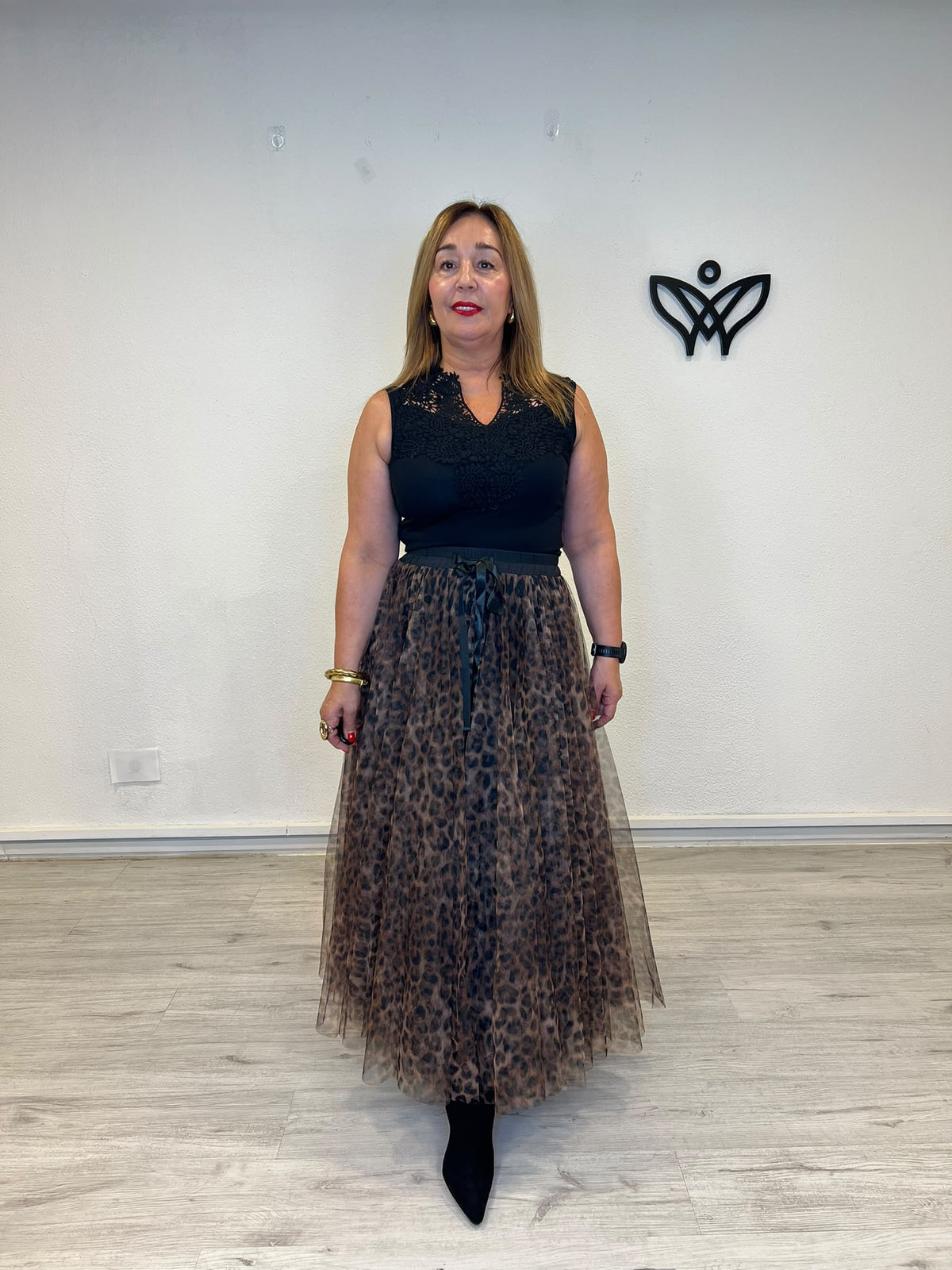 Falda midi de tul estampado animal print con lazo negro