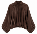 Blusa satinada marrón chocolate de cuello perkins y manga abullonada