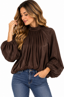 Blusa satinada marrón chocolate de cuello perkins y manga abullonada