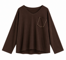 Sudadera marrón chocolate de mujer de algodón con cuello pico y bolsillo con tachuelas plateadas