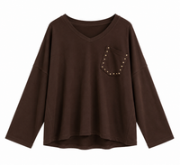 Sudadera marrón chocolate de mujer de algodón con cuello pico y bolsillo con tachuelas plateadas