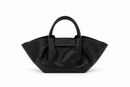 Bolso de mujer negro de polipiel con forma de abanico y detalle dorado