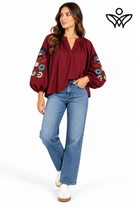 Camisa burdeos con manga abullonada y bordados florales
